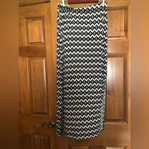 Maxi Skirt Large White and black pattern great condition double side slits